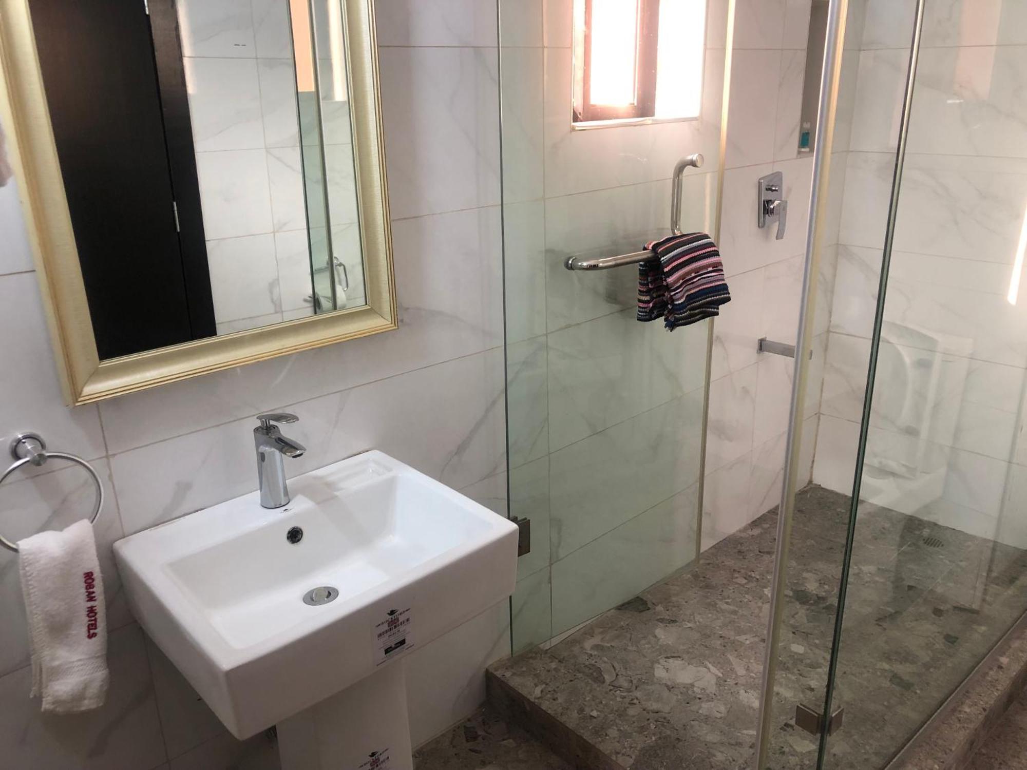 אנוגו Roban Hotels Limited מראה חיצוני תמונה